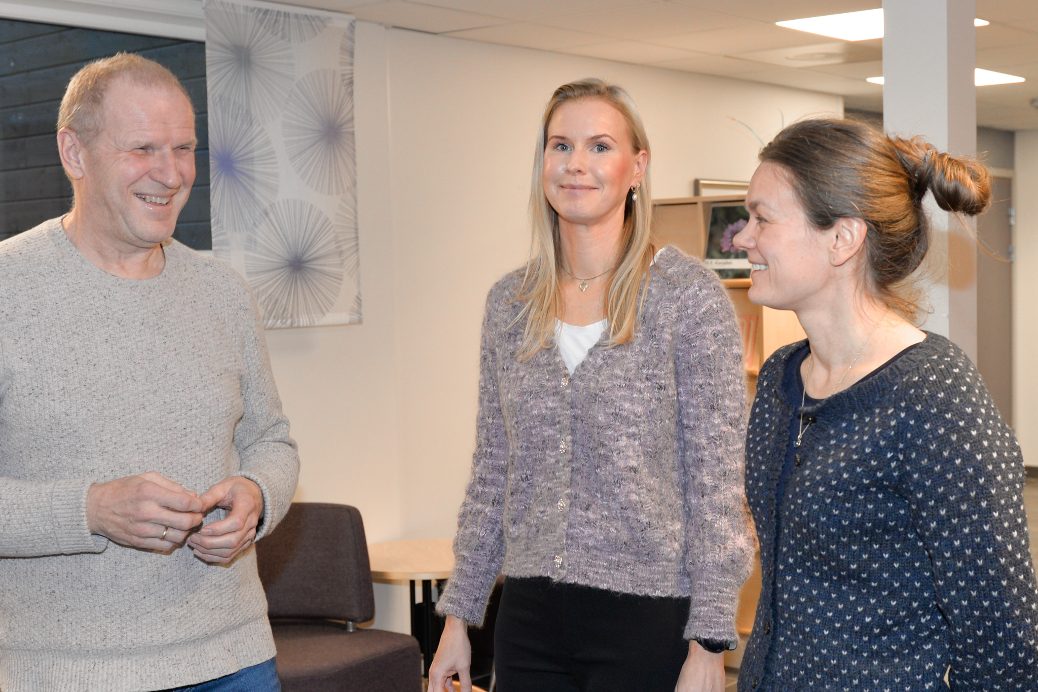 smilende kollegaer som snakker sammen