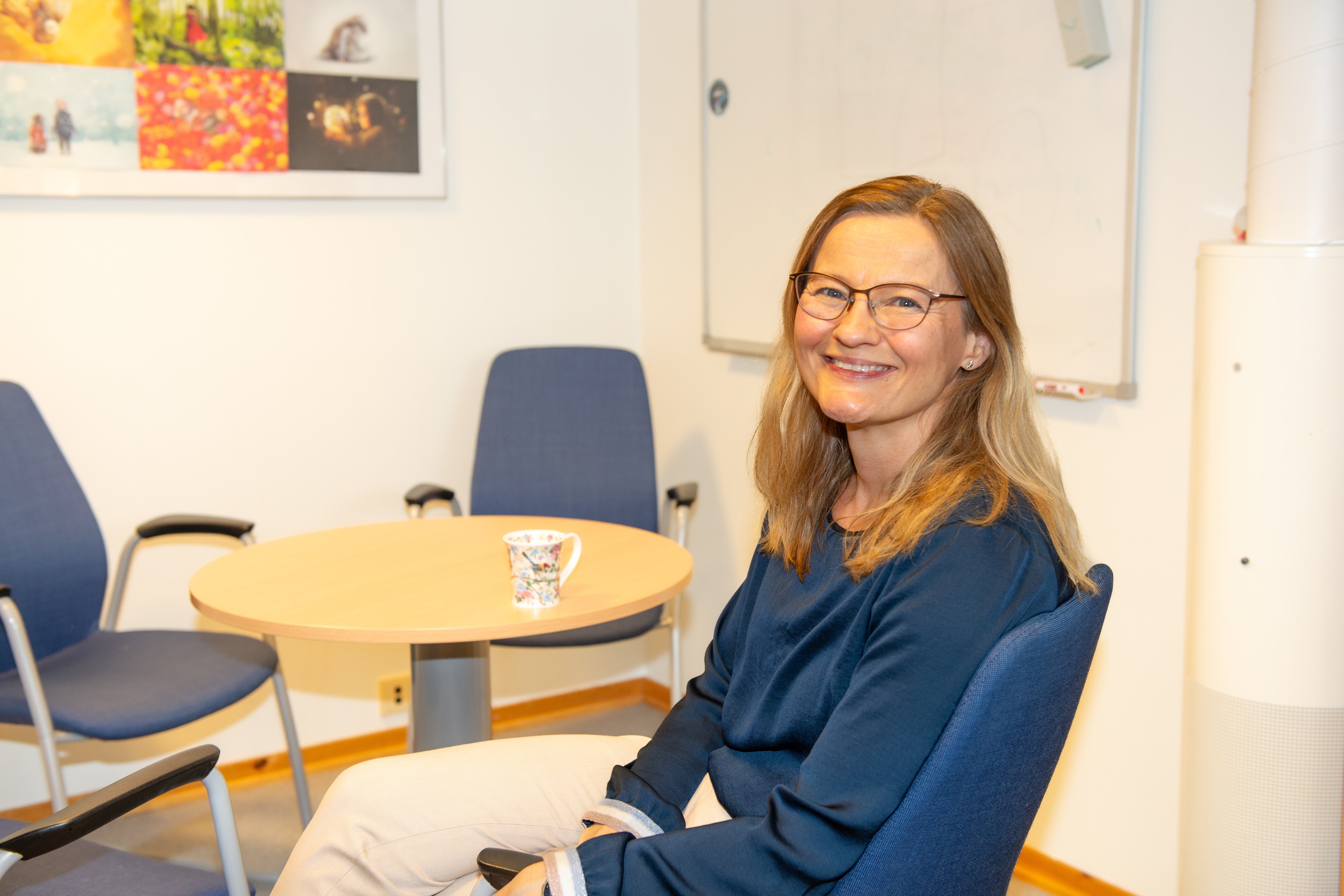 smilende dame på kontor